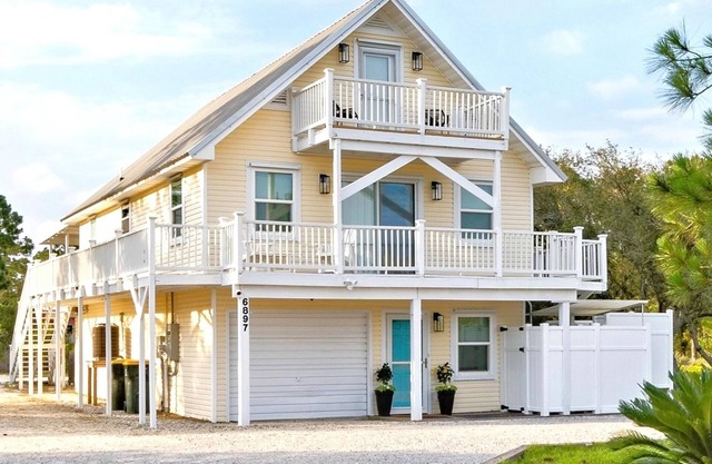 Book Selah Cottage – Short Walk to the Beach!