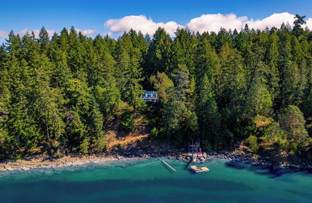 Book your stay on the ocean. 2 bedroom modern cottage. Pet-Friendly!