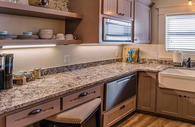 BookStayHop -RedTail Orliena Suite, Relaxing Hot tub and a Tesla Station