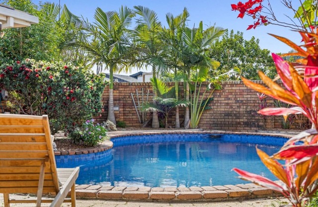 Boomerang Retro 70s Family Home -Waterfront & Pool