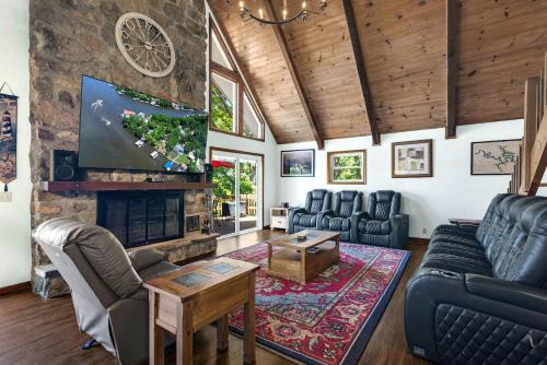 Boondock Bliss - Lakefront with Private Dock Sleeps 15