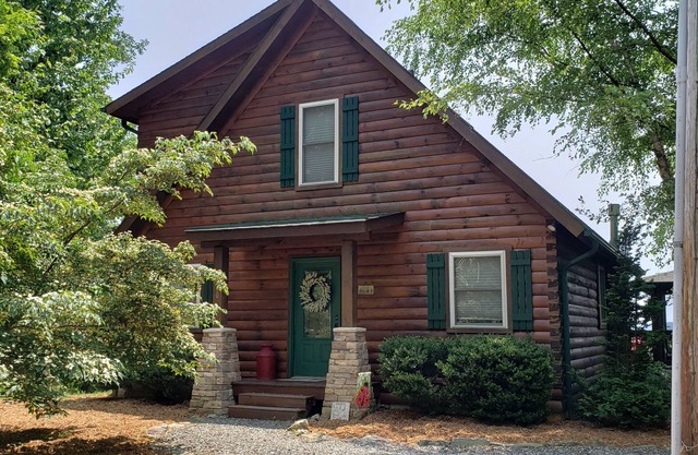 Boone is BACK and new LOW rates for our cozy cabin - hot tub, hikes and nature!