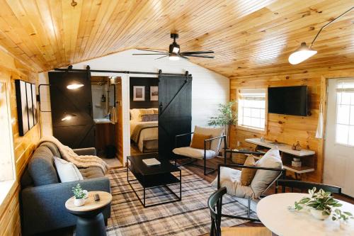 "Boone's Bluff" - Humble & Cozy Stay in RRG/Auxier