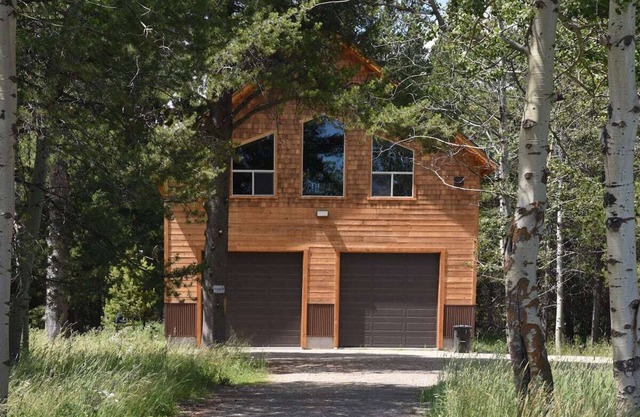 Bootjack Bungalow~Huge Garage~ 17 Miles to Yellowstone