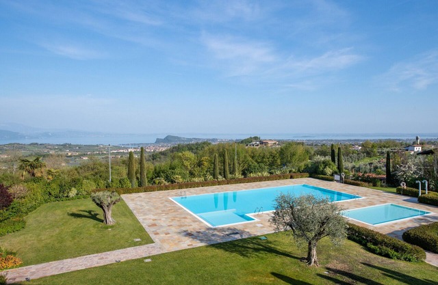 Borgo Alto By Bookinggardalake