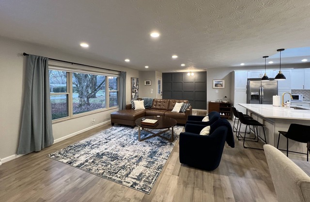 Boujee Bungalow by Carmel, minutes to Lucas Oil, Speedway, Ruoff, and Grand Park