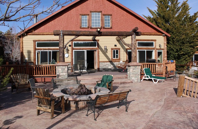 Boulder Bay Lakefront. Dock, hot tub, BBQ, fire pit. 2000 sq ft outdoor backyard