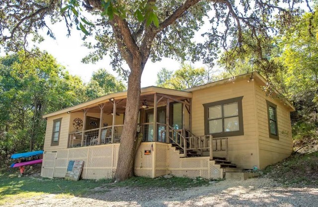 Boulderdash Cabin Riverfront retreat!