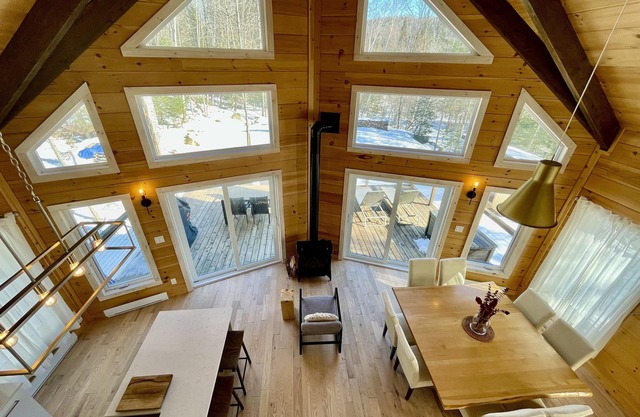 Boutique chalet—woodland retreat, fireplace, chef kitchen, soaking tub—near PTDN