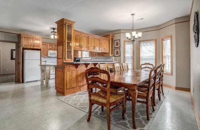 Boutique Cottage on Gated Estate 3 bd 2 ba Getaway wifi cable ADA entry Hot Tub