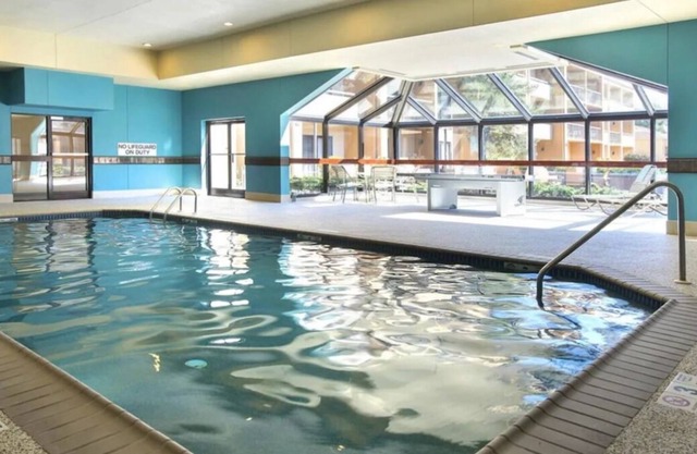 Boutique shopping in Franklin Lakes! FREE Parking, Pet-friendly, Seasonal Pool!