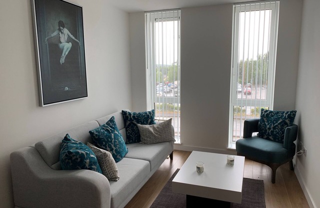 Bracknell: Stunning, Spacious, One Bed (One Bath) Apartment
