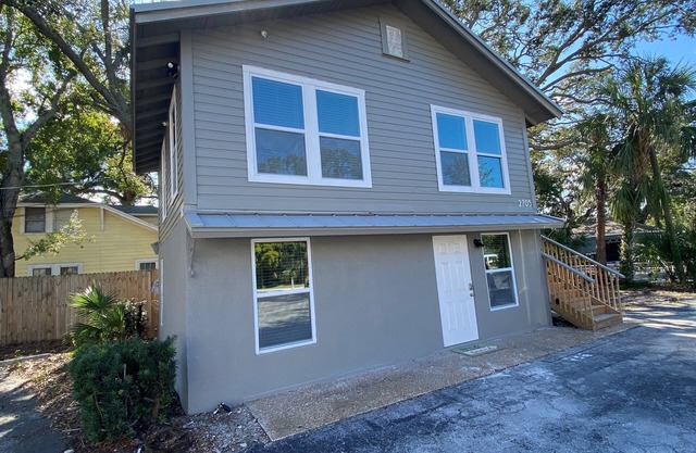 Bradenton duplex near downtown pier, harbor, Riverwalk & beaches. Pet friendly!