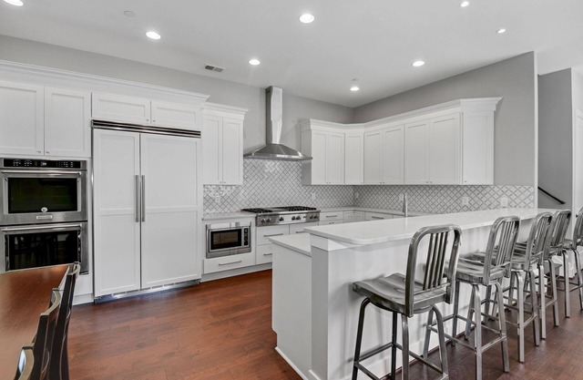 Brand New.1.5 blocks to Westin. 1st floor bed & bath. Walkable Convenience