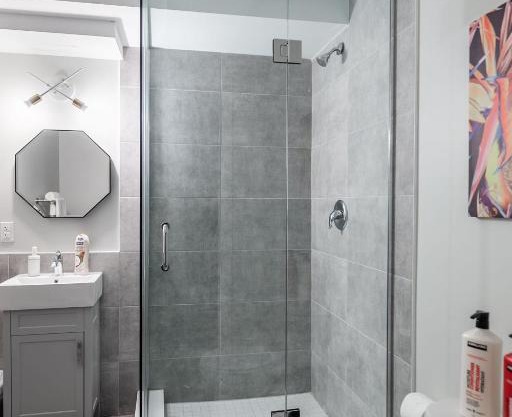 Brand New - 1BR Modern Apt - CENTRAL Location
