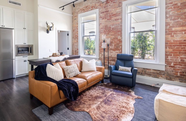 Brand New 2/2 condo loft in the middle of Everything !