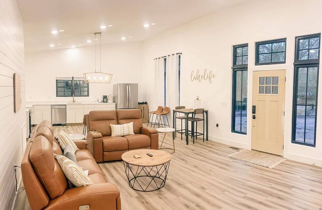 Brand New Cabin at Wolf Creek Marina