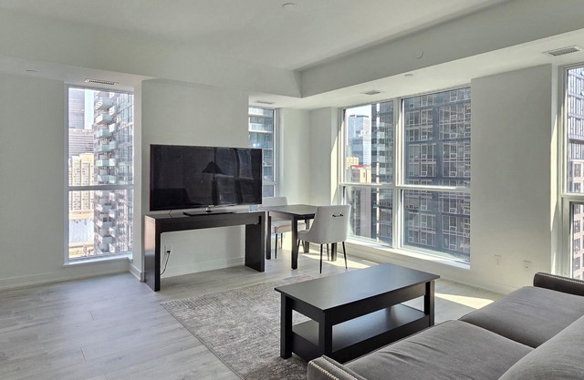 Brand New Condo 3 min walk to CN Tower . Heart of Toronto ❤️