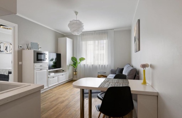 Brand new, cozy and quiet 1 br apartment, free parking