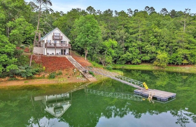 !BRAND NEW LISTING! Charming 4-bedroom cottage in tranquil Smith Lake!