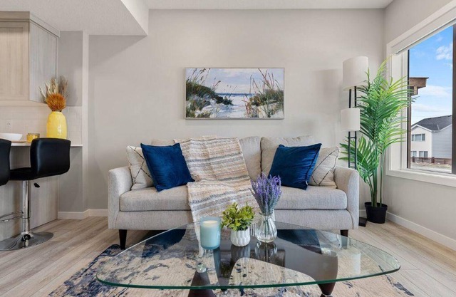 Brand New Luxury Walk-out Suite - Calgaryn