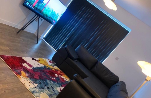 Brand New Posh 1 Bed Lakeside Flat No parties No Events