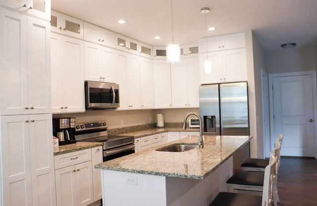 Brand new & private in charming beach town. Central to beaches, casinos, Mystic!