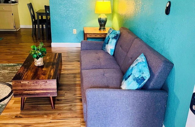 Brand new remodeled luxury apartment near park and marina!