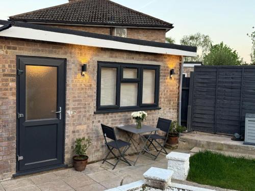 Brand New Renovated- Free Parking- Garden- SmartTV