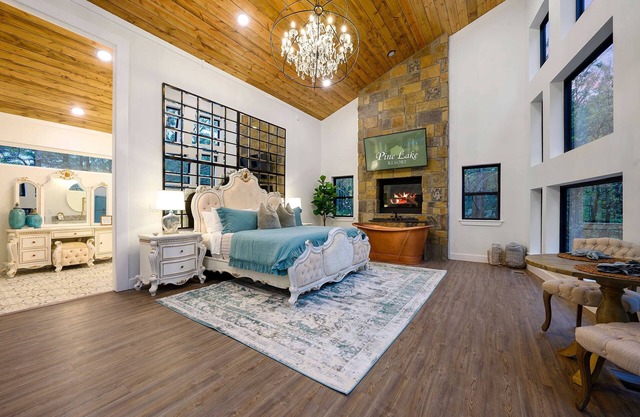 Brand New Treehouse - Pool, Pond, Fishing, Pool Table in Resort - Pet Friendly