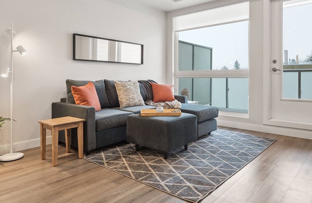 Brand New Upscale King Bed/Workspace/Free Parking