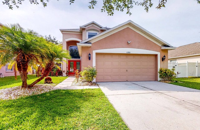 Brandon Retreat - Dog-friendly home with private pool & pool spa