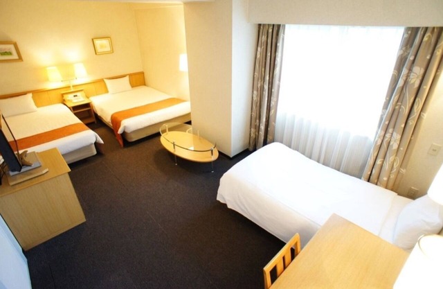 Breakfast included Triple smoking Corner room/Osaka Ōsaka