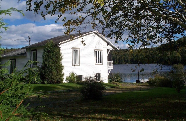 Breathtaking waterfront cottage 20 minutes from National Park and Ski Station