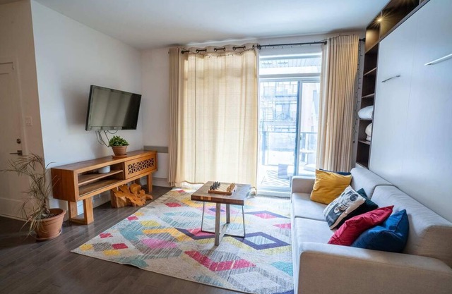 Breathtaking 3 Beds Apt. ~ FREE Parking on site!