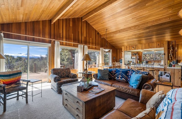 Breathtaking Panoramic Valley and Mountain Views, Enjoy From Hot Tub, Huge Deck, or Home, plus BBQ