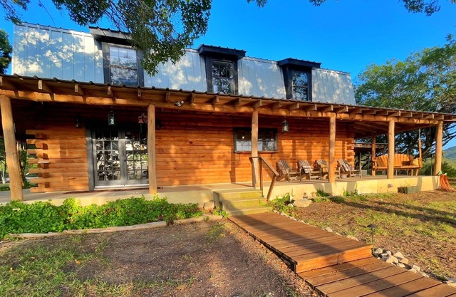 Breathtaking Utopian Hill Top Views 5/2 Log Home w/Hot tub