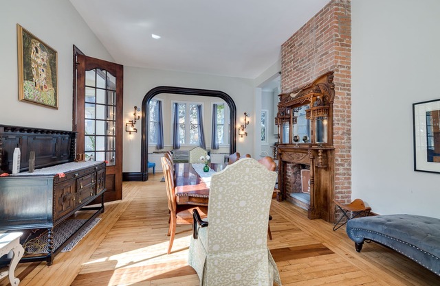 Breathtaking Victorian Mansion~2 Blocks to Cathedral~HUGE Hidden Arcade~Theatre!
