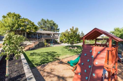 BREATHTAKING VIEWS Executive Lafayette Family Home