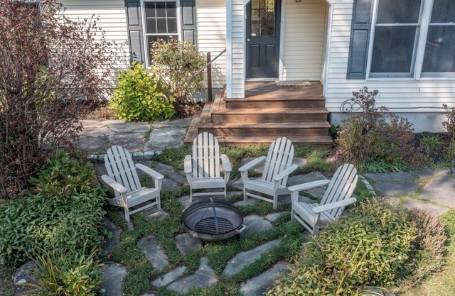 Breathtaking views, fire pit, pond!