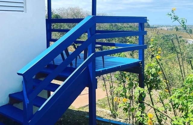 Breezy and relaxing getaway. 15 min from Aguadilla Airport.