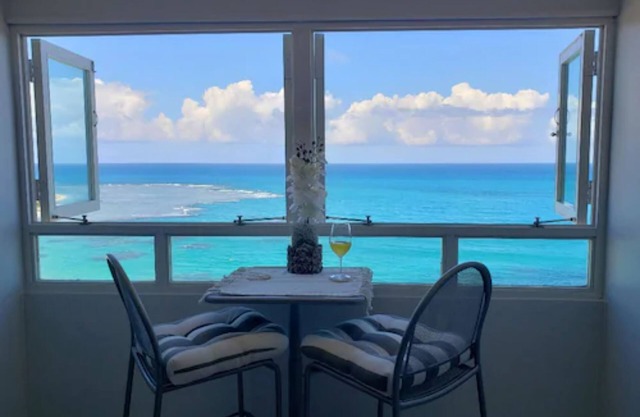 Breezy Beachfront apt. View of Paradise