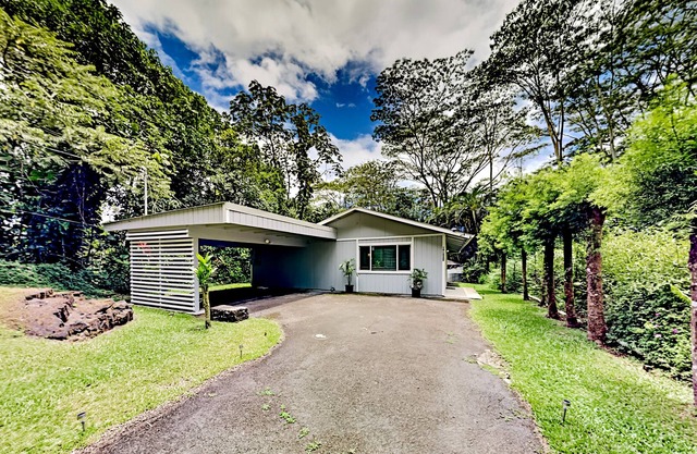 Breezy bungalow with WiFi, private washer/dryer, grill, & deck