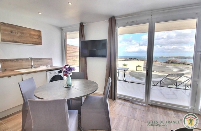 Bréhat gîte: full sea view, 200m from the beach