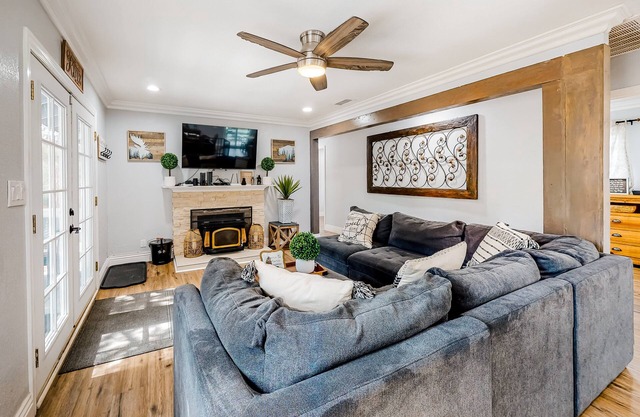 Brewer Escape ~ Modern, newly renovated escape with mountain views - five minutes to town