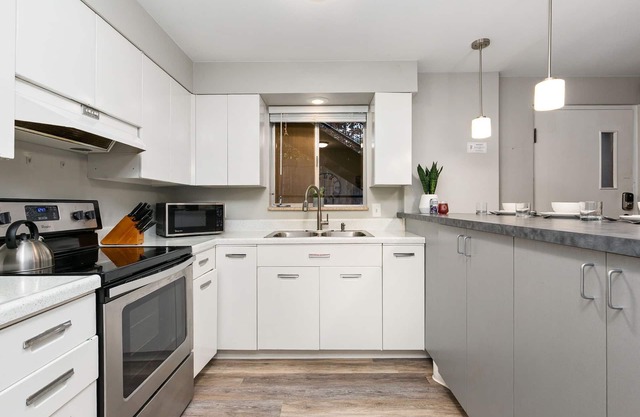 Brick Suite | Bright & Bold Retreat Near Old Town