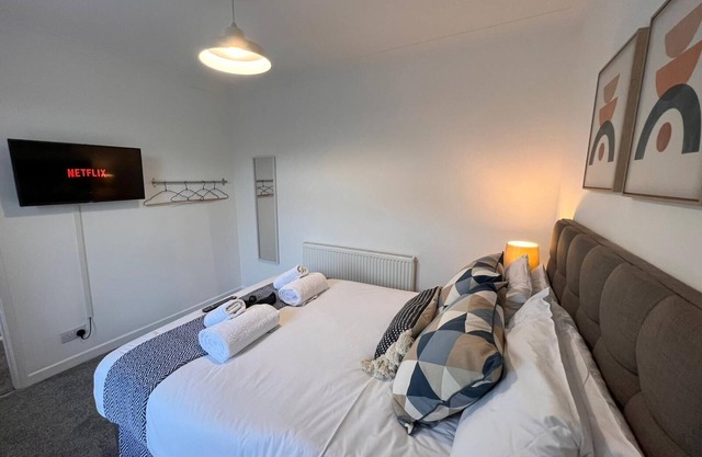 Bridge Place - Spacious Home with plenty of beds!