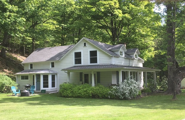 Brigadoon-3 BR Magical Farmhouse for a Romantic or Family Vacation