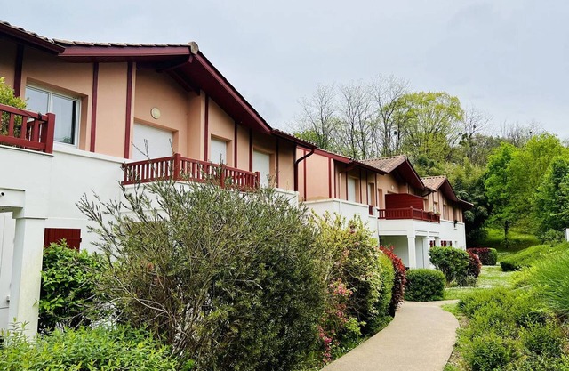 Bright 1-Bedroom Apartment with Pool, Terrace, and Parking Near Cambo-Les-Bains Thermes