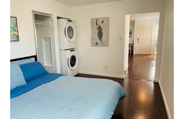 Bright 1 BR w/AC, Free Parking, Washr/Dryr